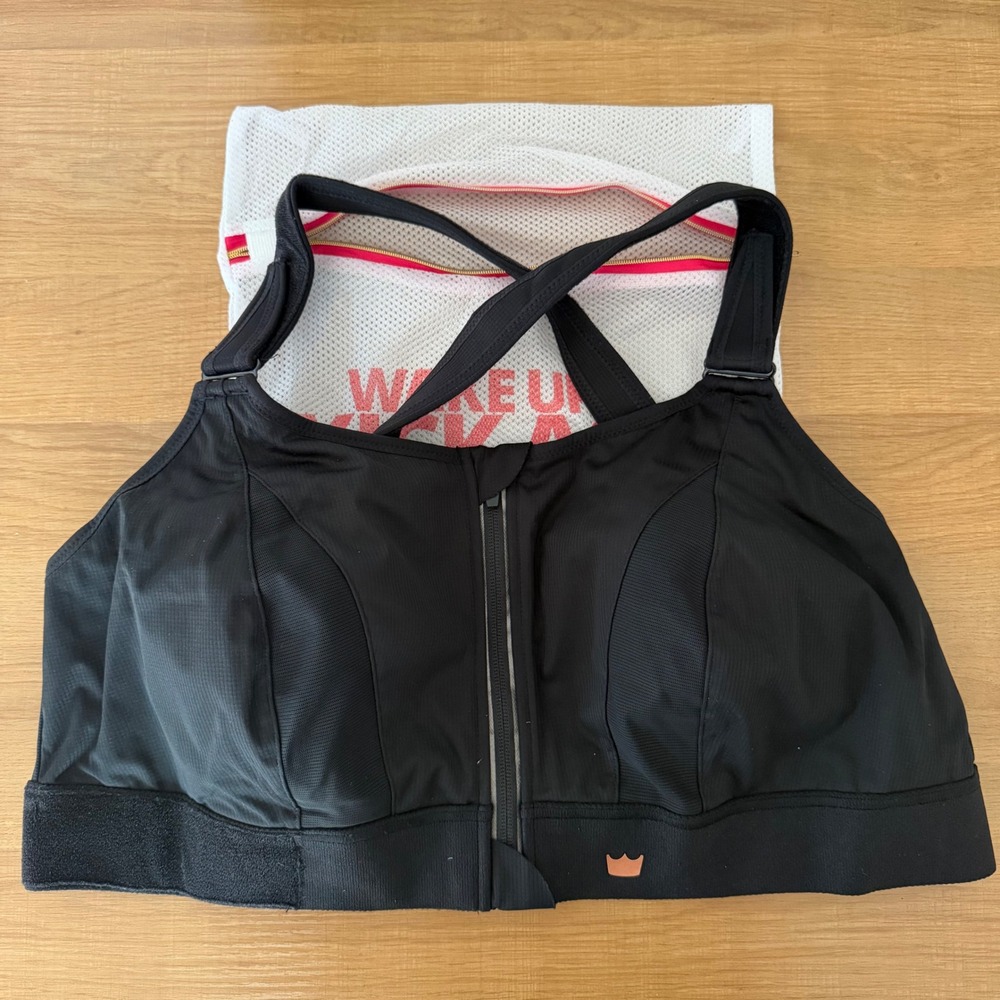 SHEFIT NWOT Ultimate Sports Bra Black Size 4 Luxe High Impact Front Zip Wash Bag